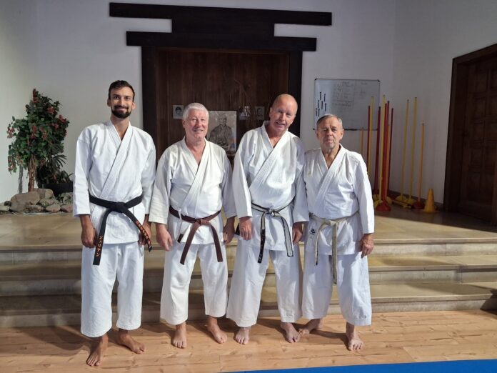2026_09 Karate Shotokan Lehrgang rechts höchst-graduierten Trainer Bernd Milner 9_Dan v.l.n.r. : ASC Mitglieder Uwe Hilgers und Bernd Milner, 9. Dan. Foto: ASC Ratingen