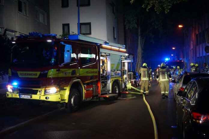 2026_09_19_Bild1_1_WEB Wegen eines Brandes in der Ratinger Innenstadt musste sich die Feuerwehr Ratingen gewaltsam Zugriff zu einem Keller verschaffen. Foto: Feuerwehr Ratingen