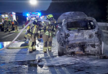 A52 bei Ratingen: Vollbrand eines PKW Auf der A52 bei Ratingen stand ein Auto vollständig in Flammen. Foto: Feuerwehr Ratingen