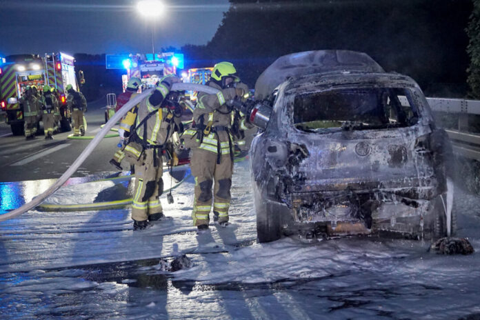 (C)Feuerwehr Ratingen Auf der A52 bei Ratingen stand ein Auto vollständig in Flammen. Foto: Feuerwehr Ratingen