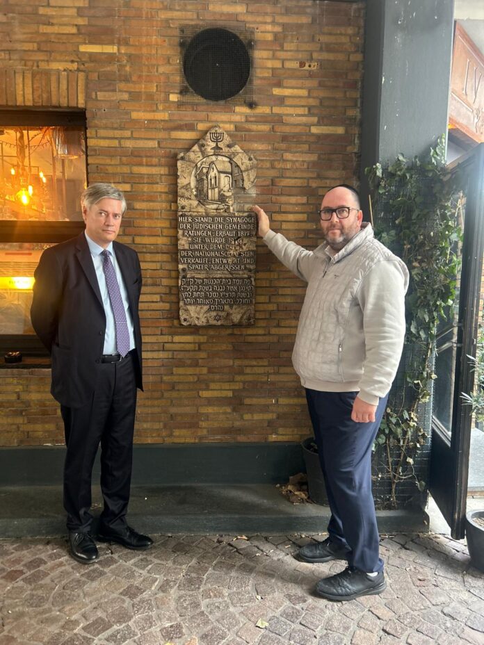 Gedenktafel 2 Sebastian Fleermann und Vlad Ilstein an der zerstörten Gedenktafel, Bild: Schalom