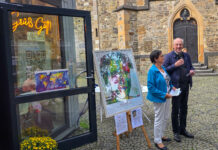 Heilig Geist bringt Aktionswoche zur Schöpfung in die Innenstadt Frau Richards und Pfarrer Kern bei der Ausstellungseröffnung am Montag, Bild: Alexander Heinz