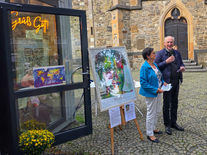 HGeist-160924 Frau Richards und Pfarrer Kern bei der Ausstellungseröffnung am Montag, Bild: Alexander Heinz