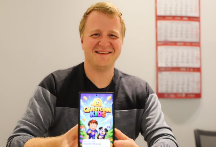 IMG_7891 Dennis Mayer mit seiner entwickelten App "questcoin Kids". Foto: Volkmann