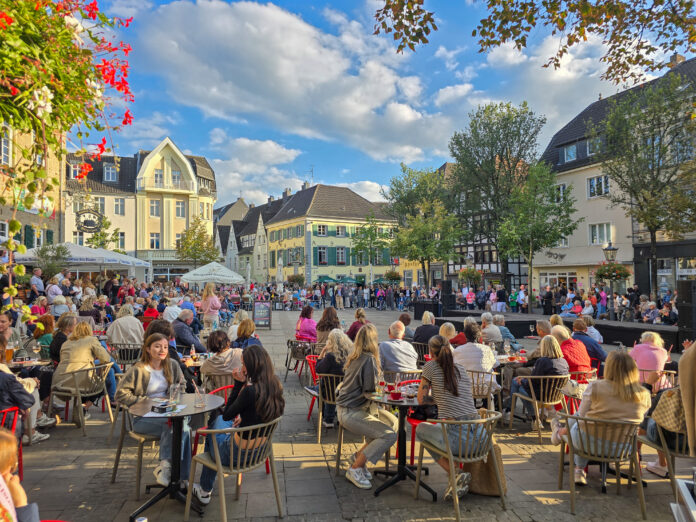Mode-182128 Blick auf den Ratinger Marktplatz am Abend der Modenschau, Bild: Alexander Heinz (Gesichter teilweise durch KI verändert)