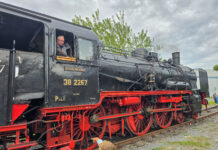 Sommerfest bei Railflex: 600 Besucher erleben Eisenbahngeschichte zum Anfassen für Jung und Alt Viele Fragen, viele Antworten. Die Dampflok war für viele die Hauptattraktion, Bild: Alexander Heinz