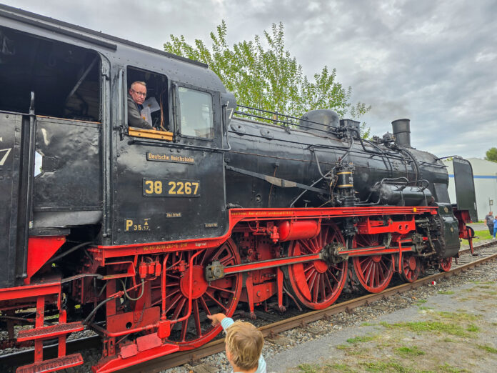 Railflex-172418 Viele Fragen, viele Antworten. Die Dampflok war für viele die Hauptattraktion, Bild: Alexander Heinz