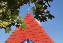 Wettergott feierte mit: Pfarrfest in St. Christophorus Die Hüpfburg des Pfarrfestes und der markante rote Turm im Hintergrund, Bild kath.Kirchengemeinde St.Christopherus