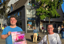 Drei Jahrzehnte Musik: Tiefenbroich lädt zur großen Party Maurice Nühs und Heike Waerder, zwei große Fans von DJ Fresh Hamdi Taspinar, machen Werbung für den Event in der Innenstadt, Bild: Alexander Heinz