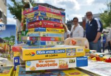 Trödelmarkt in Eggerscheidt: Kinder trödeln für Kinder In alten Schätzen stöbern, das ist beim Trödelmarkt angesagt. Foto: Mathias Kehren