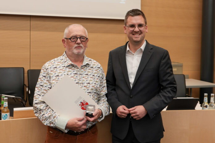 Turnose ME-59831 Manfred Evers erhält die Auszeichnung aus den Händen von Bürgermeister Patrick Anders, Bild: Alexander Heinz