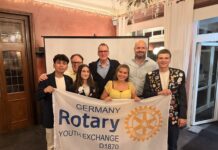 Ratinger Schüler entdecken die Welt – und bringen sie mit nach Hause Präsident Philip Söhngen und Koordinator Wolfgang Breme mit den Austauschschülern, Bild: Rotary Club Ratingen