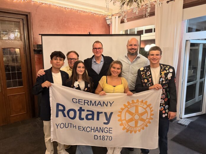UVR Rotary Präsident Philip Söhngen und Koordinator Wolfgang Breme mit den Austauschschülern, Bild: Rotary Club Ratingen