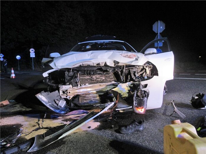 Der Volvo wurde bei dem Unfall erheblich beschädigt. Sowohl der beteiligte PKW als auch das Motorrad wurden bei dem Zusammenstoß schwer beschädigt. Foto: Polizei