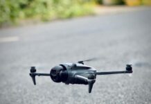 Ratingen: Private Drohne löst Unterbrechung des Flugverkehrs aus Eine Drohne fliegt knapp über dem Boden. Foto: Heinz