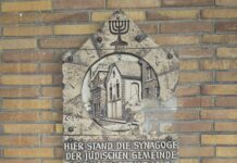 Antisemitismus in Ratingen? Jüdische Gedenktafel zerstört Ratingen. Am frühen Sonntagmorgen wurde die jüdische Gedenktafel in der Ratinger Innenstadt stark beschädigt. Foto: Alexander Heinz