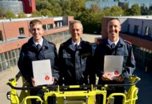 Zwei neue Brandmeister für die Feuerwehr Ratingen Florian Bätzgen und Max Mecking wurden zum Brandmeister ernannt. Foto: Feuerwehr Ratingen