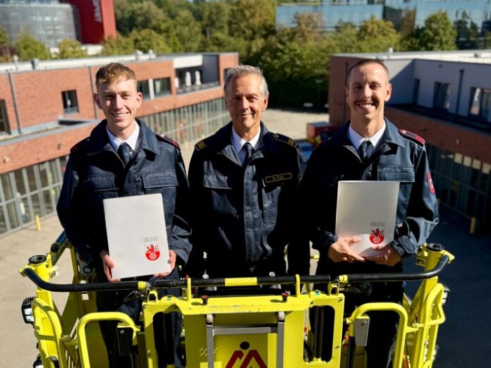 (C)Feuerwehr Ratingen Florian Bätzgen und Max Mecking wurden zum Brandmeister ernannt. Foto: Feuerwehr Ratingen