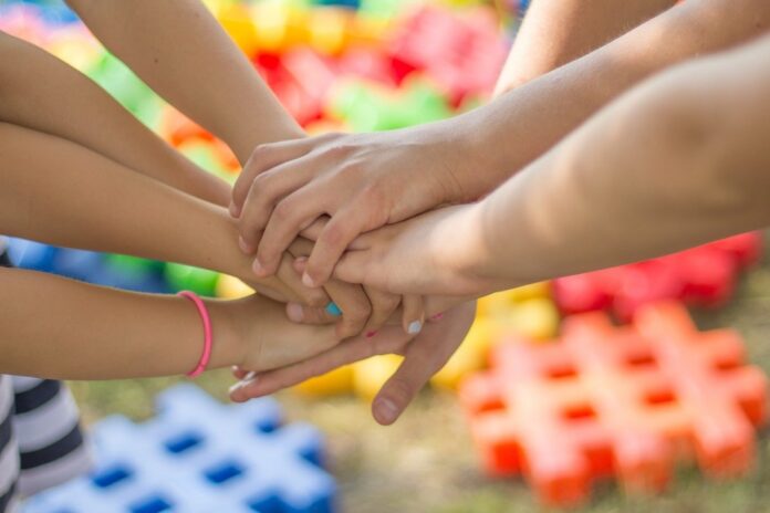 hands-2847508_1280 Der Weltkindertag wird in der Stadt Ratingen für ein inklusives Familienfest vorgezogen. Foto: Symbolbild