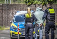 Festnahme: 18-jährige Ratingerin verfolgt den eigenen Handtaschendieb Dank couragierter Zeugen konnte der Handtaschen-Räuber von der Polizei festgenommen werden. Foto: Polizei