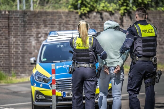 Symbolbild: Polizei NRW Dank couragierter Zeugen konnte der Handtaschen-Räuber von der Polizei festgenommen werden. Foto: Polizei