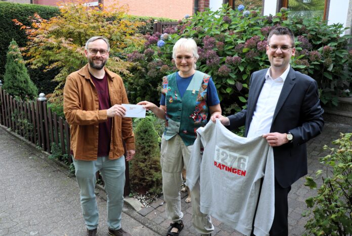 2026-09-28-Vorgarten_quer Bürgermeister Patrick Anders (rechts) und Klimaschutzmanager Benjamin Reichpietsch überreichten Heike Lück-Knobloch eine RatingenCARD und einen Jubiläums-Hoodie „Ratingen Since 1276“ als kleine Anerkennung für ihren naturnah gestalteten Vorgarten. Foto: Stadt Ratingen