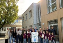 Höseler Wilhelm-Busch-Schule um Neubau erweitert Die Schulgemeinschaft der Wilhelm-Busch-Schule freut sich gemeinsam mit Vertretern aus Verwaltung und Politik und den am Bau Beteiligten über den neuen Ergänzungsbau in Hösel. Foto: Stadt Ratingen
