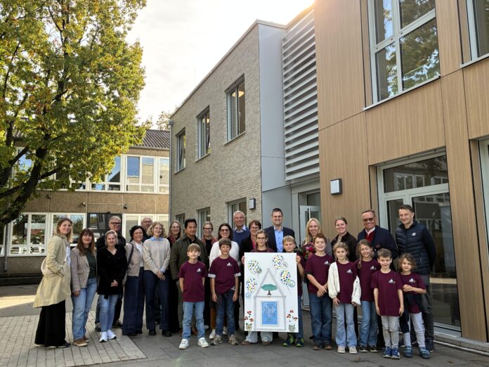 2026-10-15-OGS-Anbau WBS_Gruppe Die Schulgemeinschaft der Wilhelm-Busch-Schule freut sich gemeinsam mit Vertretern aus Verwaltung und Politik und den am Bau Beteiligten über den neuen Ergänzungsbau in Hösel. Foto: Stadt Ratingen