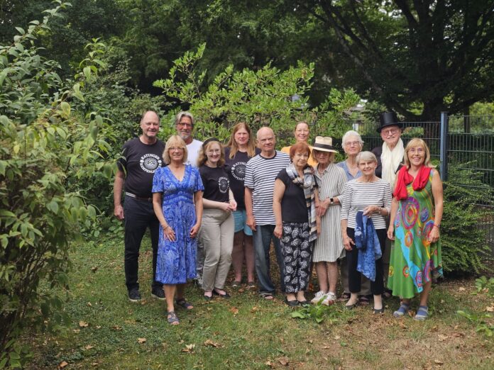 2026-10-27-Theatergruppen Die beiden Theatergruppen „Ratinger Rampenlichter e.V.“ und „Spielraum 60 plus Gr8“ kamen zu einem gemeinsamen Theaternachmittag im Freizeithaus West zusammen. Foto: Stadt Ratingen