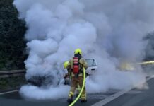 Auto auf der A3 in Flammen: Ratinger Feuerwehr ausgerückt Auf der A3 ist ein PKW in Flammen geraten. Foto: Polizei Mettmann