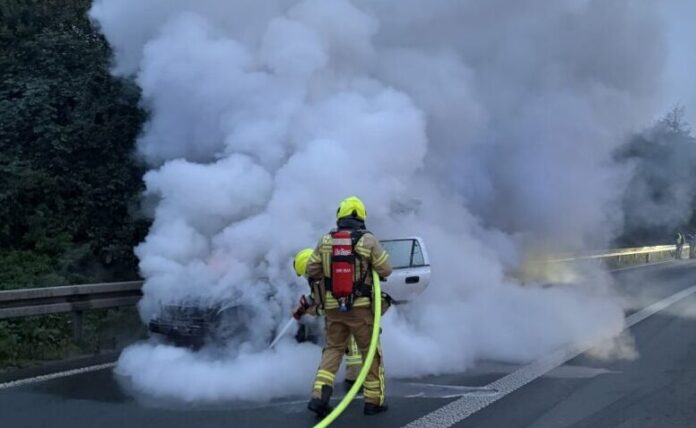(C)Feuerwehr Ratingen Auf der A3 ist ein PKW in Flammen geraten. Foto: Polizei Mettmann