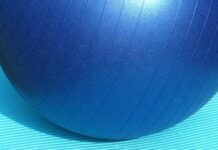 Krankheit vorbeugen: Neuer AWO-Gymnastikkurs für Senioren in Lintorf Ein Gymnastikball liegt auf einer Matte. Foto: pixabay