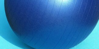 Krankheit vorbeugen: Neuer AWO-Gymnastikkurs für Senioren in Lintorf Ein Gymnastikball liegt auf einer Matte. Foto: pixabay