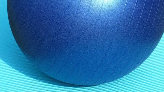 Gymnastik Ein Gymnastikball liegt auf einer Matte. Foto: pixabay
