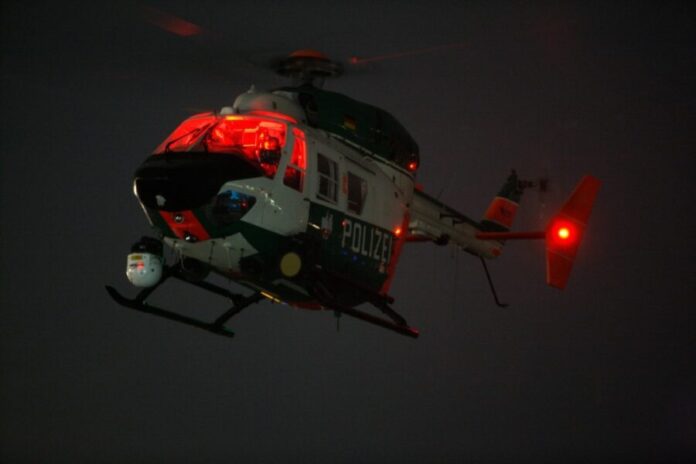 Polizeihubschrauber_Nacht2-e1643011457780 Bei der Suche kam auch ein Polizeihubschrauber zum Einsatz. Foto: Symbolbild (Polizei)