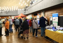 Seniorentag in der Stadthalle: Von Rollator-Parcours bis Online-Banking Bereits Mittags war die Stadhalle gut besucht, Bild: Helmut Fuhr