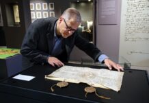 Stadtgeschichte im Original: Museum zeigt Ratingens historische Urkunden Sebastian Barteleit und die Orginal Stadterhebungsurkunde, Bild: Achim Blazy