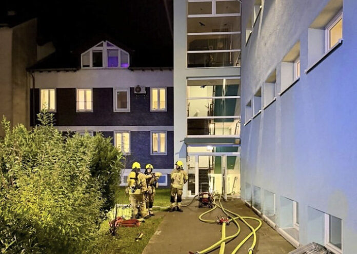 Unbenannt-1 Die Ausbreitung des Brandes an der Fliedner-Klinik konnte verhindert werden. Foto: Feuerwehr