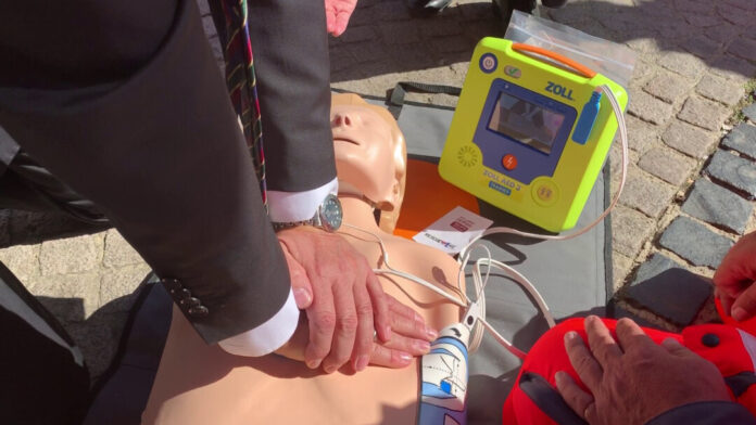 Wiederbelebung Einfach erlernbare Handgriffe können im Notfall Leben retten. Foto: Kreis ME