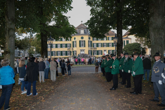 ZFPriv-59926 Bilder vom Großen Zapfenstreich vor dem Herrenhaus, Bild: Alexander Heinz