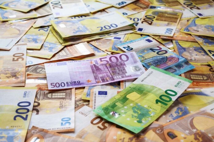 banknotes-7850299_1280 Viele Geldscheine liegen auf einem Tisch. Foto: pixabay