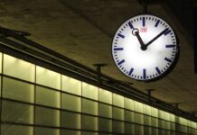 Wie pünktlich sind die Bahnen im Kreis Mettmann? Aktuelle Auswertung Eine Uhr an einem Bahnhof. Foto: pixabay