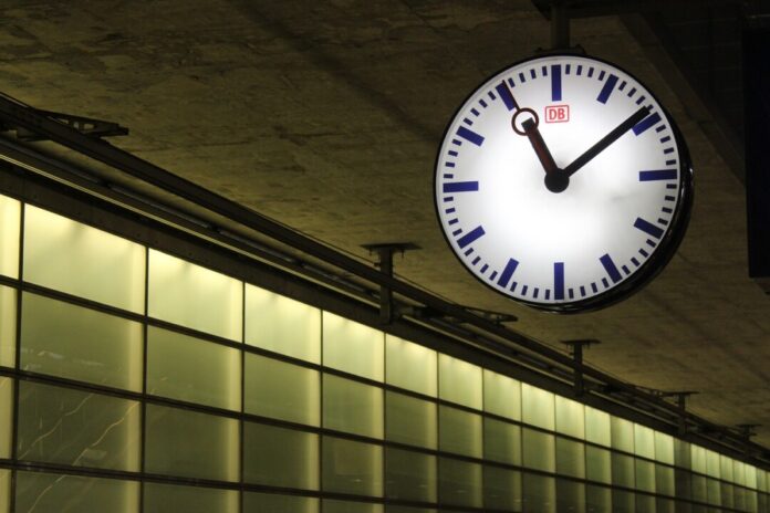 deutsche-bahn-3654134_1280 Eine Uhr an einem Bahnhof. Foto: pixabay