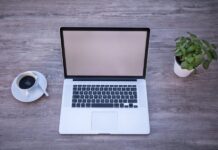 Ratinger Hilfsprojekt: Zweites Leben für alte Laptops und Tablets Ein Laptop liegt an einem Arbeitsplatz auf einem Tisch. Bild: pixabay
