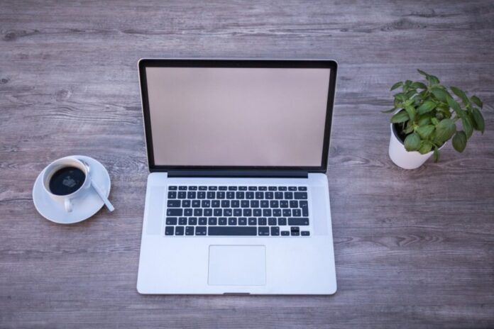 laptop-2838917_1920-e1636290030142 Ein Laptop liegt an einem Arbeitsplatz auf einem Tisch. Bild: pixabay