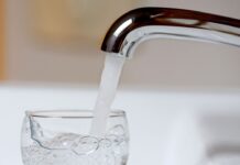 Stadtwerke warten Wasserleitungen in Ratingen-Süd: Wasserverfärbung möglich Im Rahmen von Wartungsarbeiten der Stadtwerke ratingen kann es zur Verfärbung des Trinkwassers kommen. Foto: Roland Weihrauch/dpa