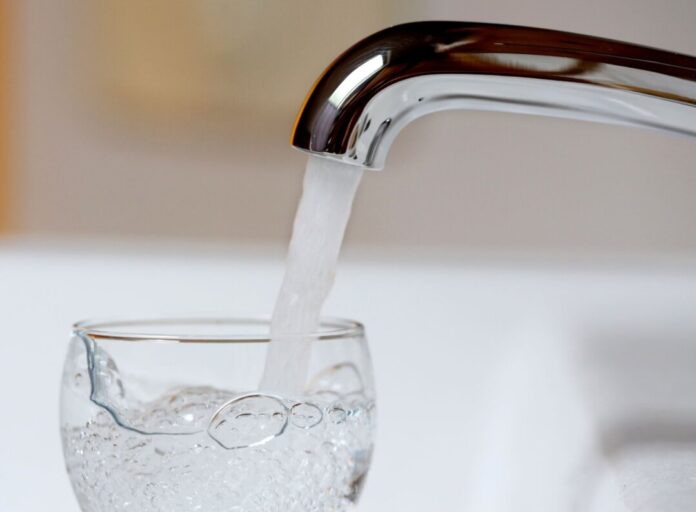 Bakterien im Wasserwerk Bornheim Im Rahmen von Wartungsarbeiten der Stadtwerke ratingen kann es zur Verfärbung des Trinkwassers kommen. Foto: Roland Weihrauch/dpa