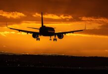 Stellungnahme eingereicht: Stadt Ratingen fordert Schutz vor mehr Fluglärm Ein FLugzeug in der Dämmerung. Foto: JFK_Photography/pixabay