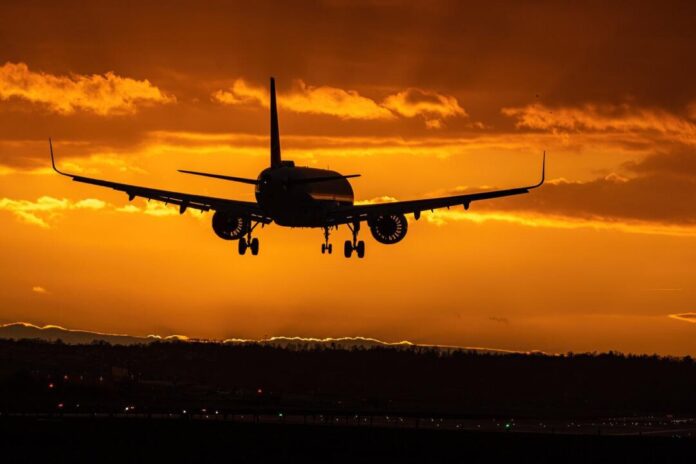 plane-g279f7d6ba_1280 Ein FLugzeug in der Dämmerung. Foto: JFK_Photography/pixabay