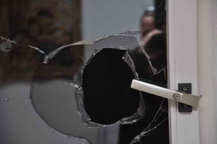 Symbolbild Einbruch durch Fenster In Ratingen ist es zu Einbrüchen gekommen. Foto: Polizei